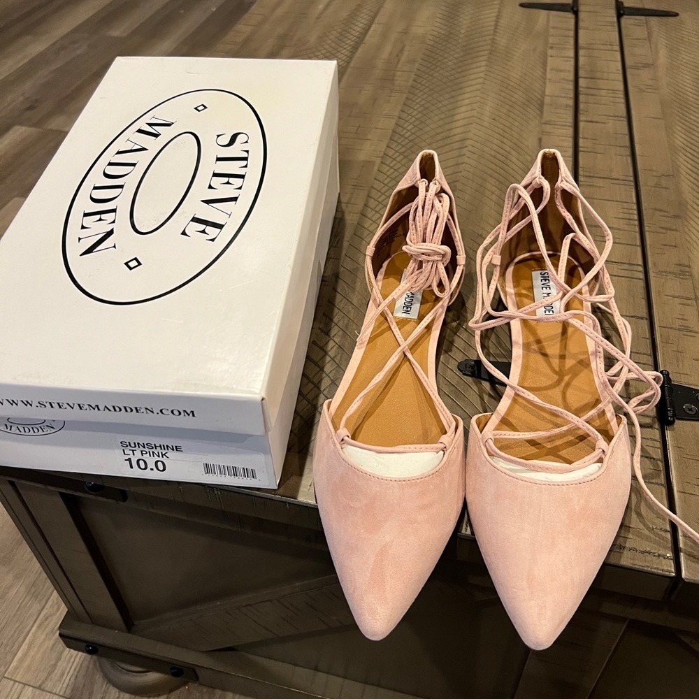 Light pink flat lace shoes